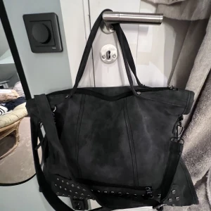 Väska  - Cool väska! Original priset är ca 600kr.