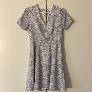 Sommarklänning  - Blå klänning från Nakd i storlek 36💙Klänningen är endast använd ett fåtal gånger och är i väldigt bra skick