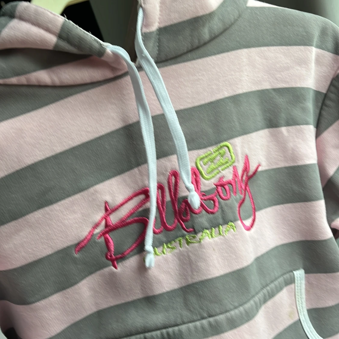 Rosa/grå randig hoodie - 90