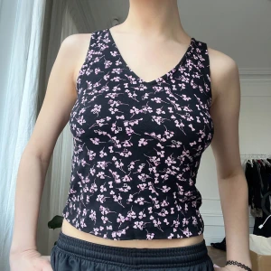 topp blommig - stretcigt tyg. storlek S. möts i stockholm eller fraktar :)