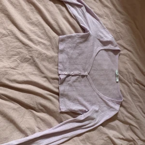 långärmad tröja - Supersöt långärmad ljus lila tröja/kofta från NAKD. Väldigt stor i storleken så tyvärr var den för stor på mig. Superfin till våren!💜🍇