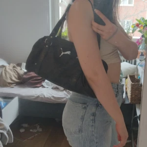 Vintage Puma väska - Skitsnygg pumaväska köpt second hand. Tyvärr använder jag den inte så mycket längre.