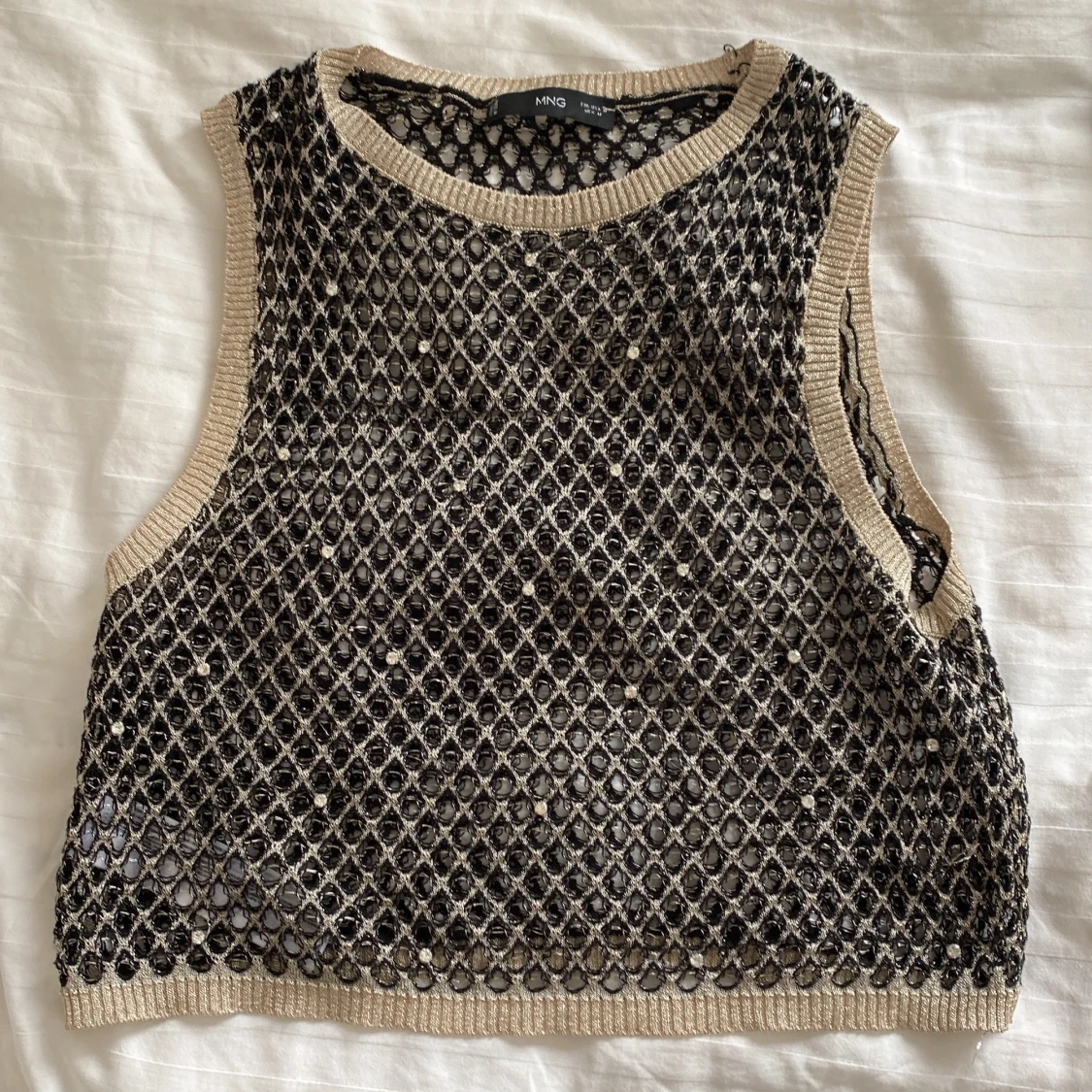 Glittrig väst från mango