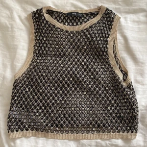 Glittrig väst från mango - Snygg att ha under en skjorta också! Storlek M men mer som en S 