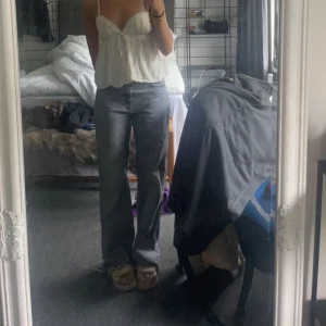 Zara jeans - Säljer ett av mina gamla favorit jeans från zara i modellen low wide, ett par perfekta jeans nu till vår/sommaren! Om fler bilder önskar är det bara att höra av sig <3