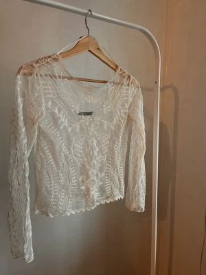 ZARA-Topp med Spets-Långärmad-Vit,Beige - Oanvänd - långärmad topp med spets från Zara  B 36/ L 44 cm