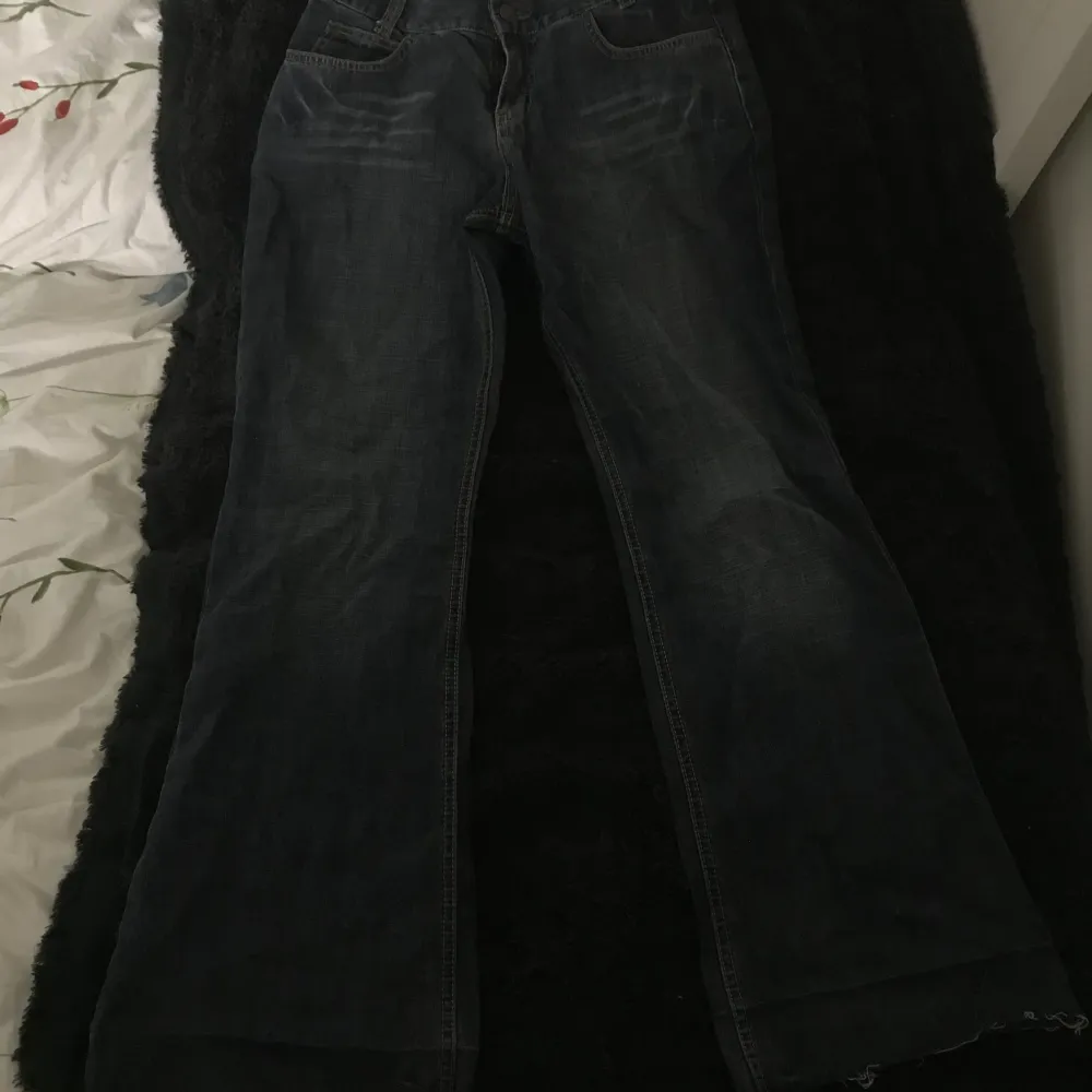 Ett par low waistet jeans i storlek  w28 men passar även mig som brukar ha w25, inte kommit till användning då det är därför jag säljer dem💕. Jeans & Byxor.