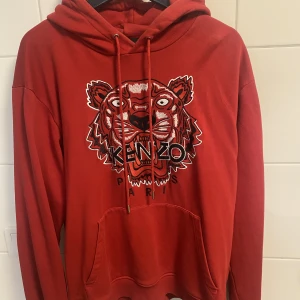 Kenzo hoodie - Knappt använd så är i mycket bra skick! Snygg röd färg på plagget ✌️  Storlek: XL (sitter som M-L)  Jag är 187 75kg och hoodien sitter slim på mig 💫 