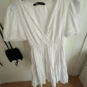 Klänning  - Super söt klänning från zara, endast använd 1 gång på midsommar!!💕köpare står för frakt 