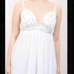 ⚡️festtopp⚡️ - Denna söta toppen med silverdetaljer och paljetter ❤️‍🔥 Topp:140 Frakt43