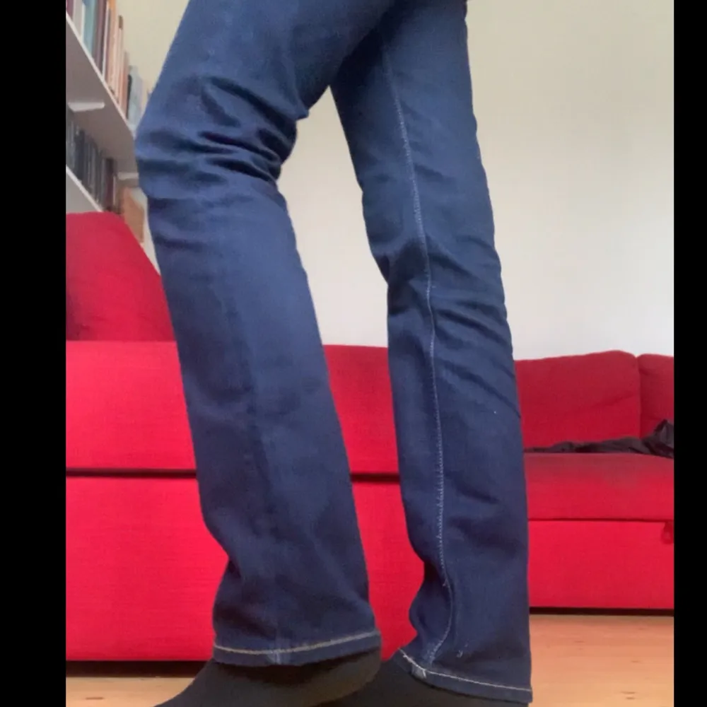 Lågmidjade pepe jeans! Jag är 170 cm och dom är bra längd på mig. Skriv gärna för fler bilder eller mått :). Jeans & Byxor.