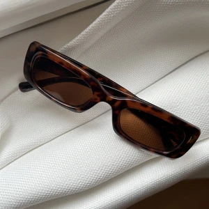 Solglasögon - Fyrkantiga retrosolglasögon, använda men i gott skicka (några repor framtill).  