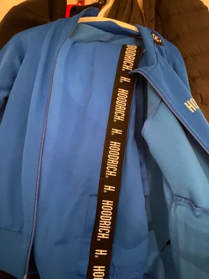 Hoodrich dress  - Säljer min dress köpte de i jd för 1050 kr men säljer de för 700kr så ett litet håll finns i byxan men igt som synd eller märks men går att sy storlek m men känns mer som s 