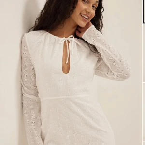 Vit klänning  - Söt sommarklänningen till studenten, skolavslutningen eller midsommar! Aldrig använd, prislappar kvar