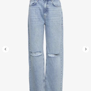 Jeans - Storlek 38 och tog bilden de från affären jag köpte den ifrån, inget smuts märke helt ren och sitter bra på midjan