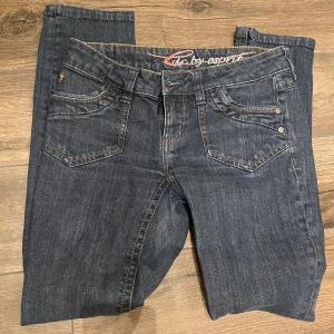 low waist jeans  - säljer mina low waits jeans köpta på second hand. aldrig använda då de inte sitter som jag trodde. skulle säga att de är skinny/regular