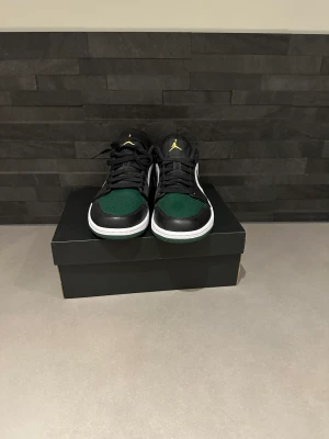 Nike air Jordan low green toe - Ett par Jordan 1 low i helt nytt skick helt oanvända. Jag kommer sälja dessa för 2500. Kvitto och box finns. Kom privat för mer bilder. Frakt ingår ej