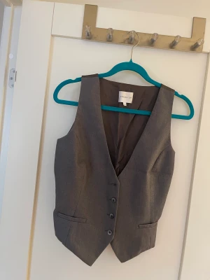 STOCKH LM väst  - STOCKH LM väst I storlek 38.   Säljer även tillhörande byxor. 