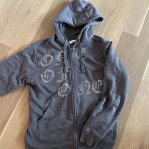 One of One hoodie - Hej! Säljer nu min knappt använda One of One hoodie från senaste droppet. Någon enstaka rhinestone som trillat av. Hoodien går ej att få tag på längre 😁 Kan frakta med Plick, men bara PostNord isåfall. hör gärna av dig ifall du är intresserad!