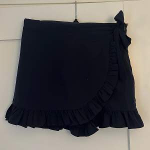 Marinblå volang kjol från grunt köpt från piraya. Inbyggd shorts i kjolen. Aldrig använd. Nypris 400kr. Storlek är s i barnstorlek men skulle sagt att det är xxs-xs i damstorlek