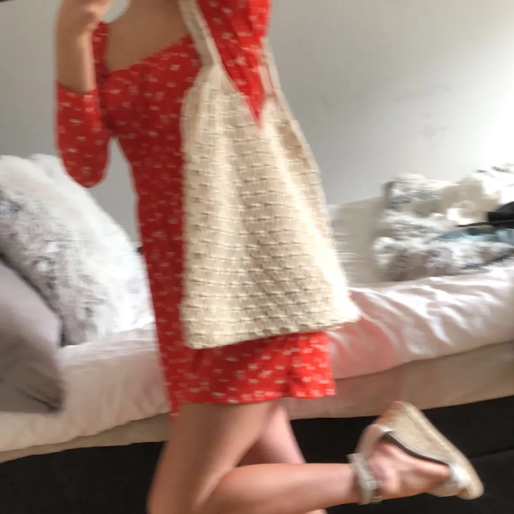 Säljer denna klänning från H&M. Perfekt för sommaren!. Klänningar.