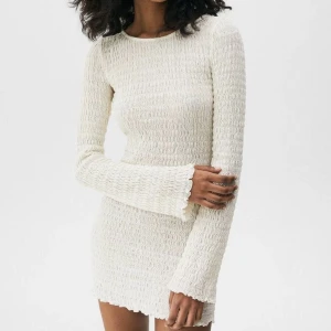 Klänning från Pull&Bear - Säljer denna klänning från pull and bear, den är i storlek M men skulle säga att den är relativt liten i storleken 💞 (endast testad med lappen kvar) hör av dig för egna bilder