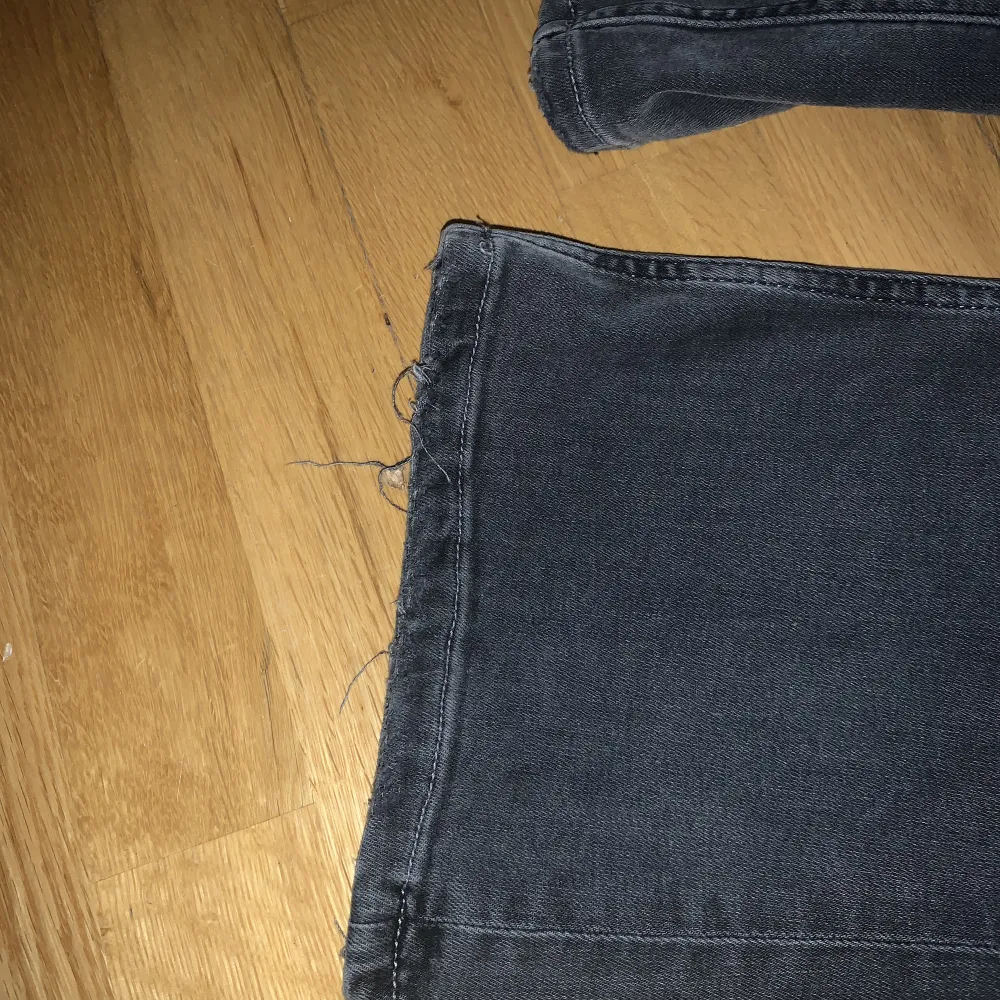 Mörkgråa jeans från Gina🤍🖤för stor storlek och känns ej bra😀storlek 164❤️jätte fina 💯nyss köpta så ej mycket, köptes för 300kr. Jeans & Byxor.