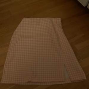 En rutig kjol från h&m🤍💞köpt för 200kr, använd 1 gång på skolavslutning😊storlek Xs 