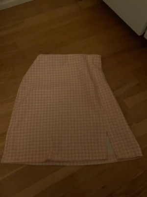 Kjol - En rutig kjol från h&m🤍💞köpt för 200kr, använd 1 gång på skolavslutning😊storlek Xs 