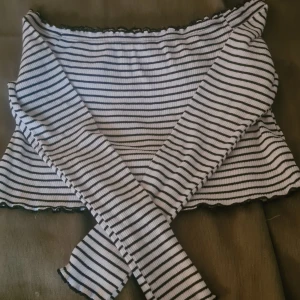 Randig tröja - Fin randig tröja, använt denna bara 1 gång så väldigt bra skick.  Har en elastiskt band på insidan som håller den på plats.