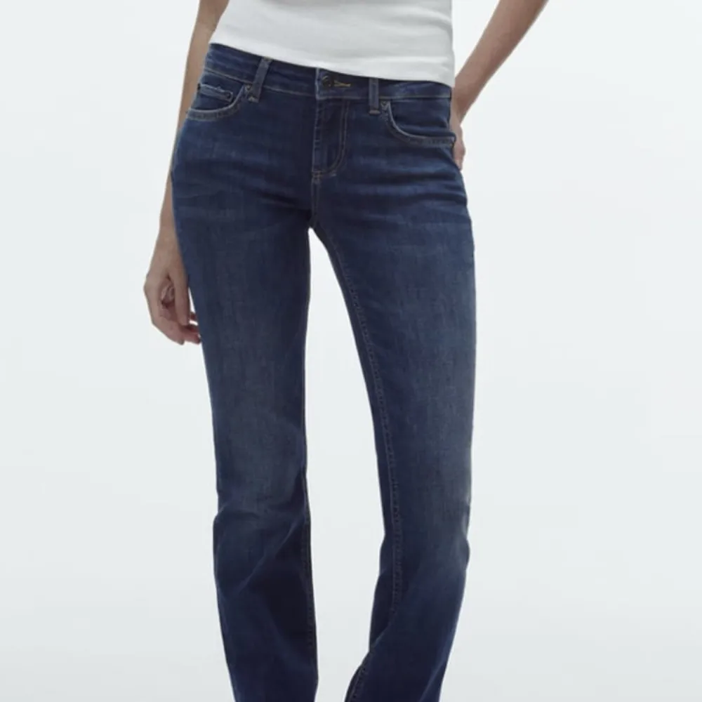 Intressekoll på dessa jeans från zara. Slutsålda och använda fåtal gånger. Kom med bud!. Jeans & Byxor.
