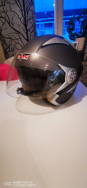 Hjäm - Säljer denna underbara hjälm, då den inte används. Använd 2 gånger. Inbyggda solglasögon och luft ventiler. 