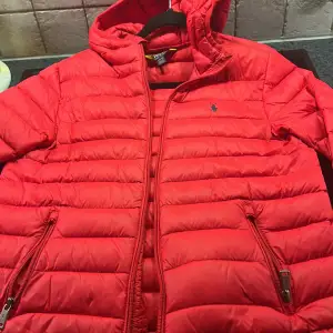 Säljer min gamla Ralph Lauren jacka som är för liten för mig som är köpt för 1800kr från Nk i storlek 14-16 (L) för 900kr priset kan diskuteras vid snabb affär