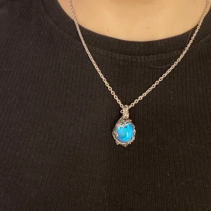 halsband - Säljer detta urgulliga halsband! Kristallen är fake men det är hyfsat bra kvalite och jag säljer det är billigt!!💞