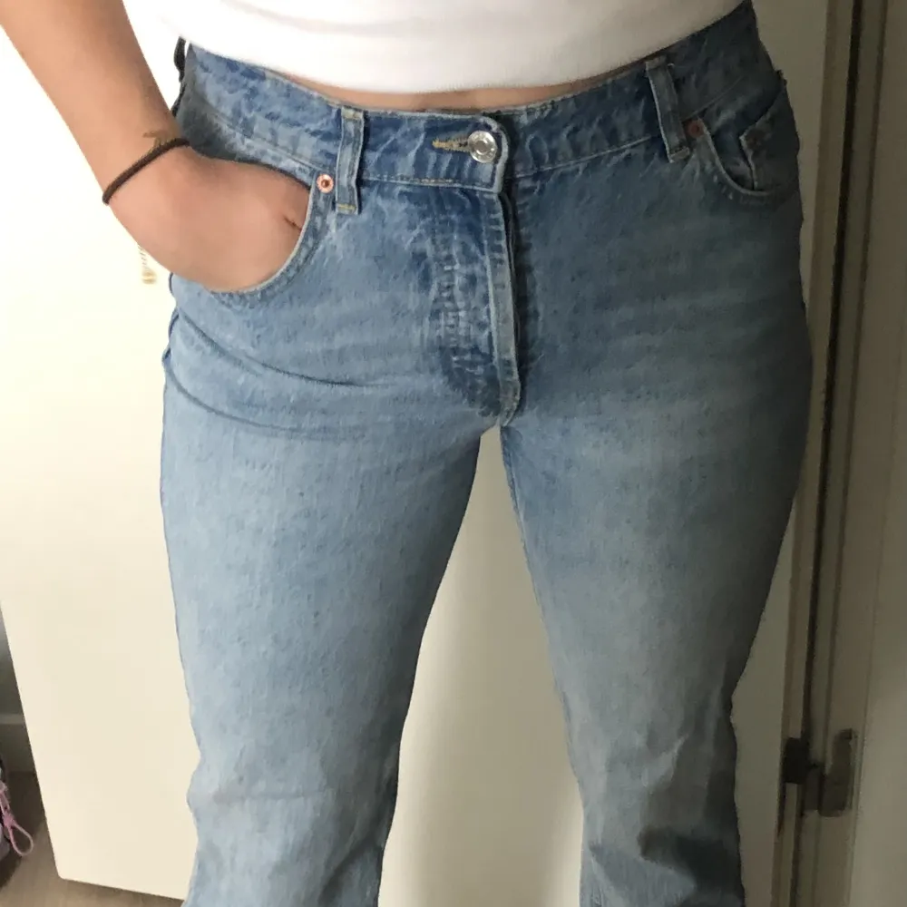 Snyyygga jeans som är perfekta till våren med lite mellan/låg midja!!!. Jeans & Byxor.