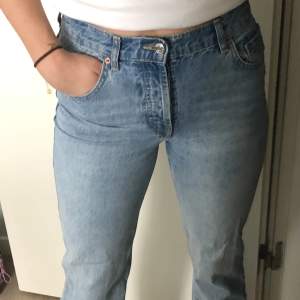 Snyyygga jeans som är perfekta till våren med lite mellan/låg midja!!!