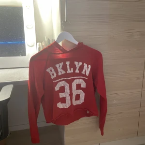 Kroppad hoodie  - Kroppad tun hoodie med tryck 