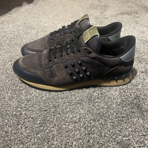 Valentino rockrunner  - Valentino rockrunner - Size 42 sitter lite större - Skick 7/10? Hål på insidan vid hälen, inget som syns vid användning, förekommer ofta på rockrunners så inget ovanligt - 1200 kr
