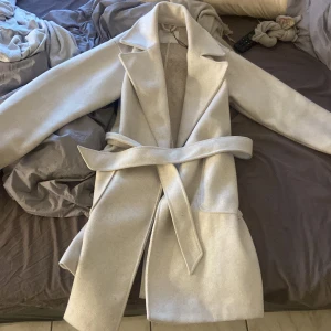 Kappa - Begagnad kappa men jättebra skick storlek 34, men passar mig som har s-m i vanliga kläder och jackor💗