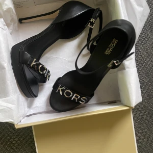 Michael Kors Jordyn - Helt nya klackskor från Michael Kors, aldrig använda och säljes då jag missade ångerrätten att skicka tillbaka dom tyvärr.  Storlek 41 men små i storleken, jag har 39 i sneakers etc.   Nypris: 2229kr  Länk: https://m.aboutyou.se/p/michael-michael-kors/rem