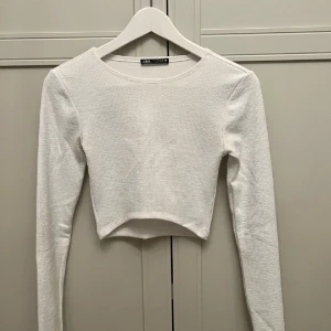 Zara topp - Fin vit långärmad topp från Zara🫶🏼 (Lånad bild)