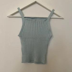 Blå/Grönt stickat linne  - Blå/Grönt stickat linne   Ribbat stickat linne   Använd en eller två gånger så i perfekt skick 