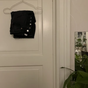 Shorts🤍 - Shorts till precis över knät från Ellos. Svarta/gråa. Storlek 38. Använda men i gott skick. Kan mötas i Göteborg eller skicka, köparen står för frakt. 