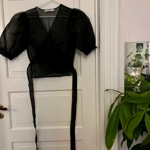 Meshblus🤍 - Svart omlott meshblus med puffärmar. Från NAKD, storlek 38. Använd en gång. Kan mötas i Göteborg eller skicka, köparen står för frakt.