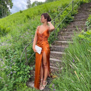 Balklänning  - INTRESSEKOLL! Min balklänning från min bal 2022. Kommer från en butik som beställde den hem och sedan sydde den för mig, köpte den för 4800kr. Så säljer den för 2800kr. För mer information skriv gärna privat💛