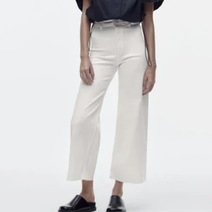 Vita vida jeans - Nyskick! Väldigt bekväma jeans med snygg passform! 