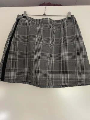 Kjol - Kjol i storlek 38, kanppt använd 