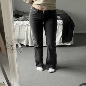 Low rise Jeans - Supersnygga lågmidjade Jeans från H&M! Säljer dem då jag inte använder dem längre. Använts fåtal gånger. Bra skick.