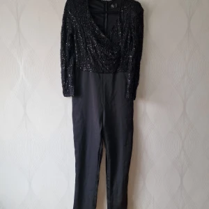 Jumpsuit - Jätte fin Svart jumpsuit med glitterdetalj!