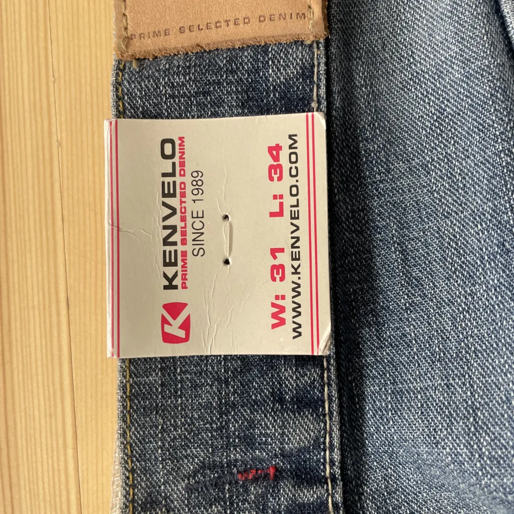 Sprillans nya jeans från märket kenvelo🙌 Väldigt låg midja och bootcut modell🥰 Passar bra i längd på mig som är 1.80, midjan ca 84 cm och innerbenet 87 cm🤩. Jeans & Byxor.